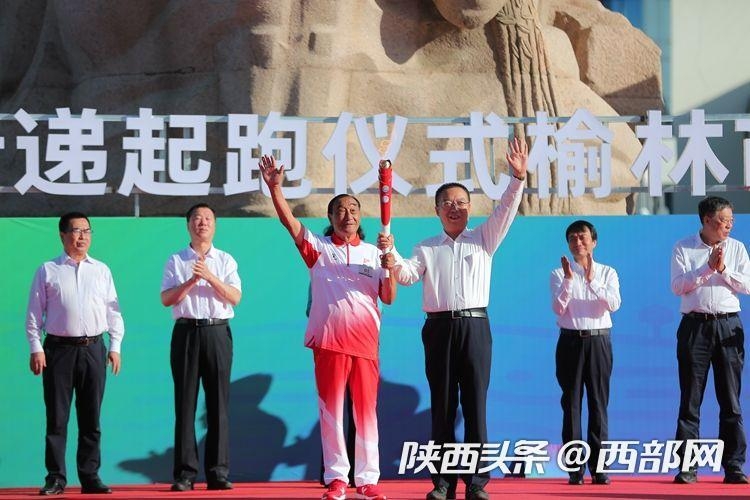 塞上古城開跑！ 十四運(yùn)會和殘?zhí)貖W會火炬在榆林傳遞
